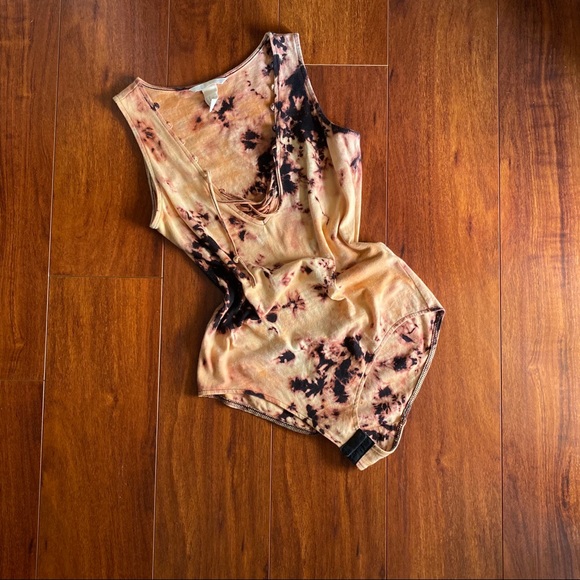 H&M Tops - 🤗 SOLD 🤗 Tie dye body suit
